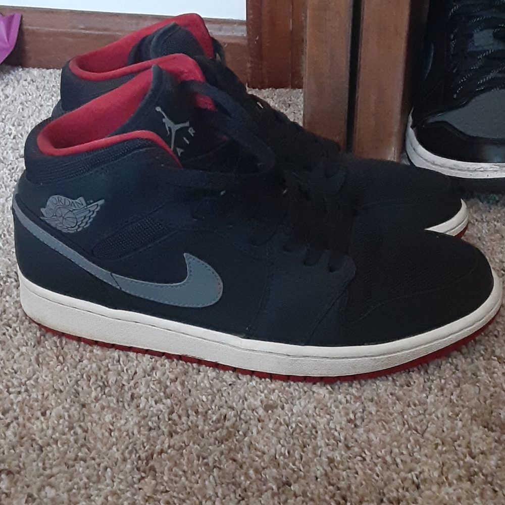 Jordan 1 Black/Cool grey/Gym Red